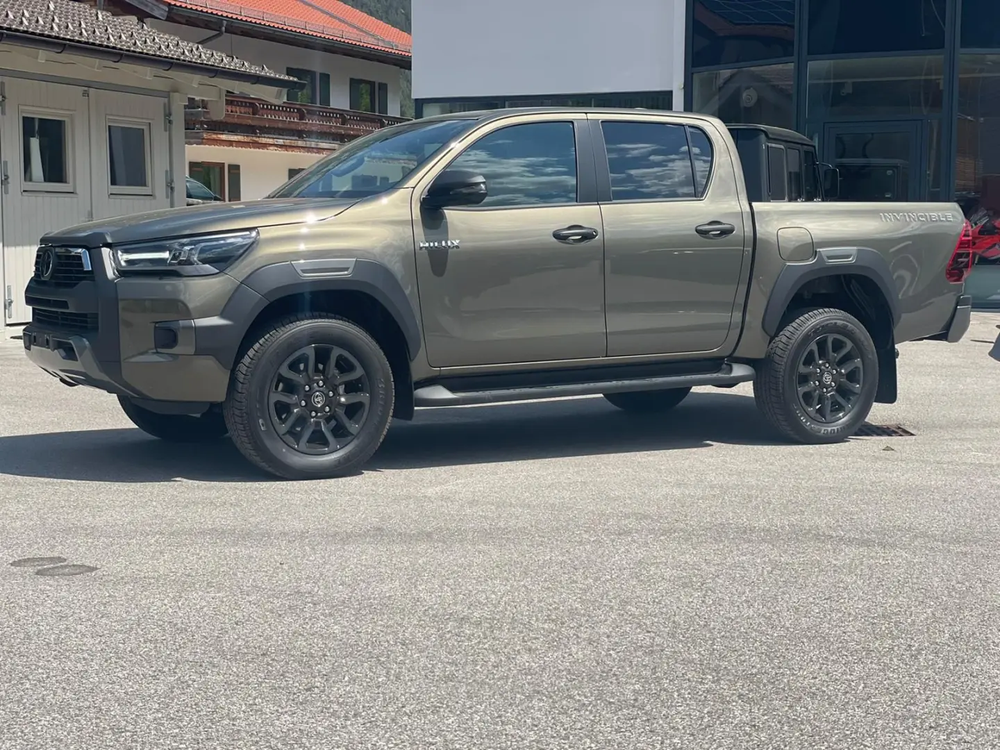 Hilux Double Cab Invincible 2.8  Automatik 4x4