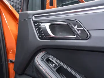 Macan 2.0T 14Wege Pano Chrono