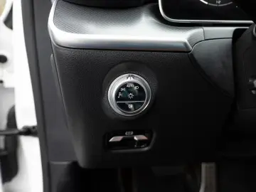 C 300 4M AMG-Sport/DIGITAL/360/Pano/AHK/Night/19
