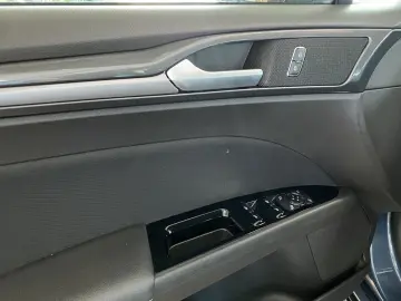 Mondeo Titanium LED Navi Standheiz ACC AHK R.Cam