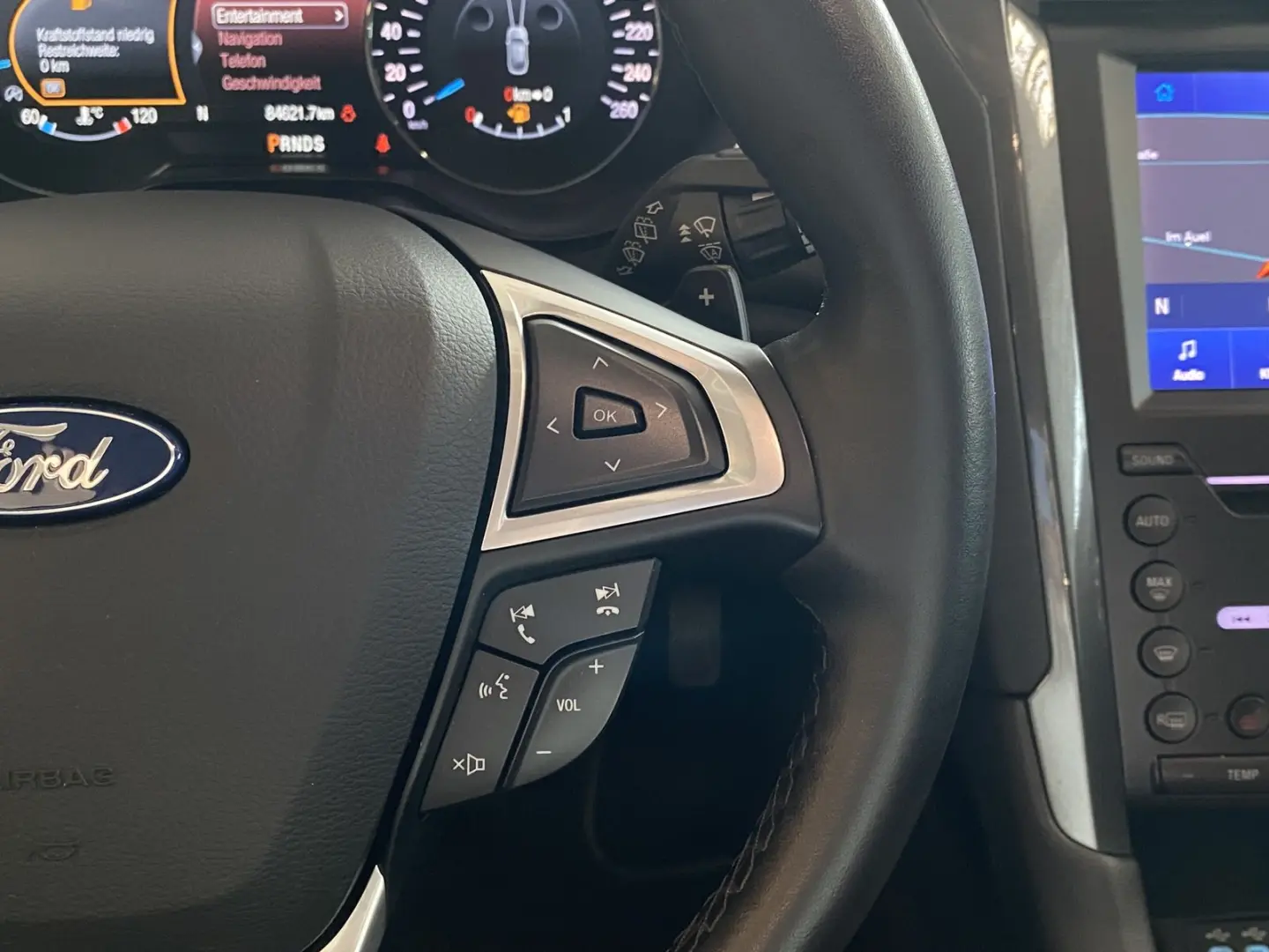 Mondeo Titanium LED Navi Standheiz ACC AHK R.Cam