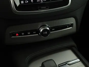XC90 B5 AWD Core 7S LED Navi SHZ ACC Kam 20