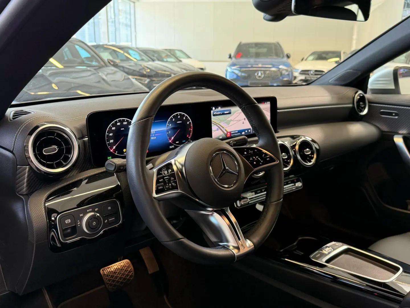CLA 180 Progressive KAMERA+AHK+TOTW+LED+CARPLAY
