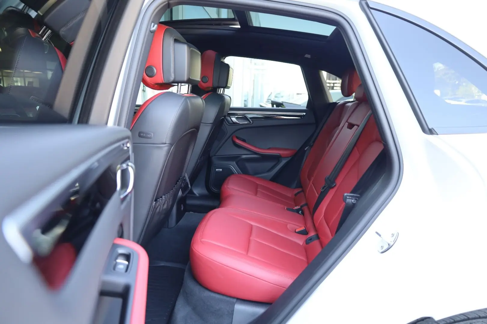Macan 2.0 AWD/PANO/TTW/SHZ/LHZ/SBL/BOSÉ/SPUR/R19