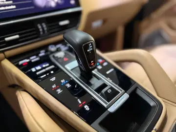 Cayenne E-Hybrid Platinum Burmester 360° Massage