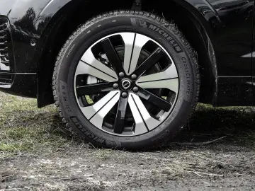 XC60 Plus Dark Recharge Plug-In Hybrid AWD T8 Tw