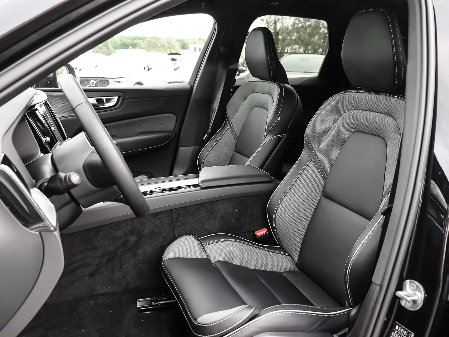 XC60 Plus Dark Recharge Plug-In Hybrid AWD T8 Tw