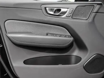 XC60 Plus Dark Recharge Plug-In Hybrid AWD T8 Tw