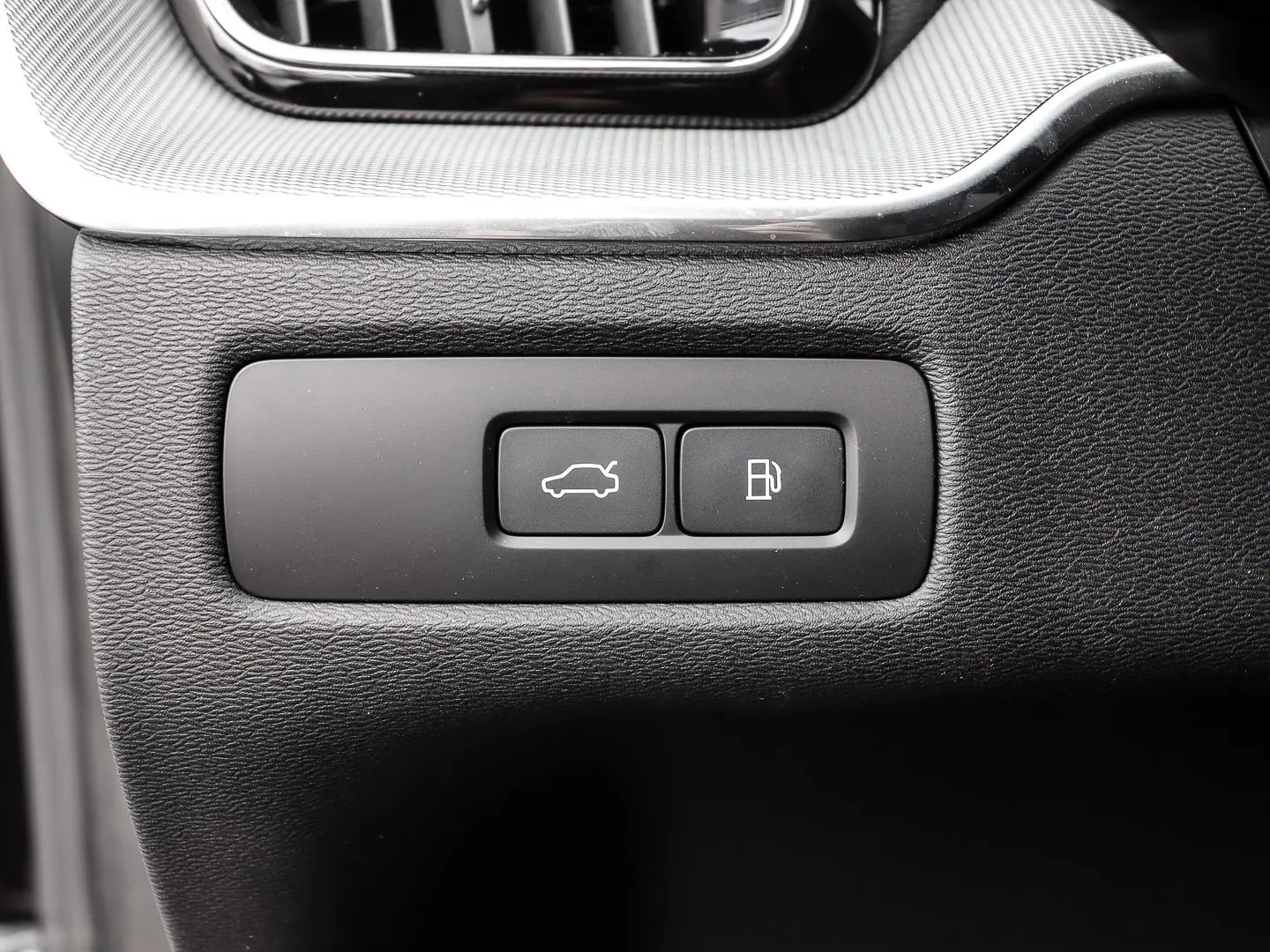 XC60 Plus Dark Recharge Plug-In Hybrid AWD T8 Tw