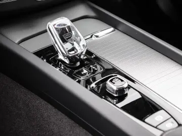 XC60 Plus Dark Recharge Plug-In Hybrid AWD T8 Tw