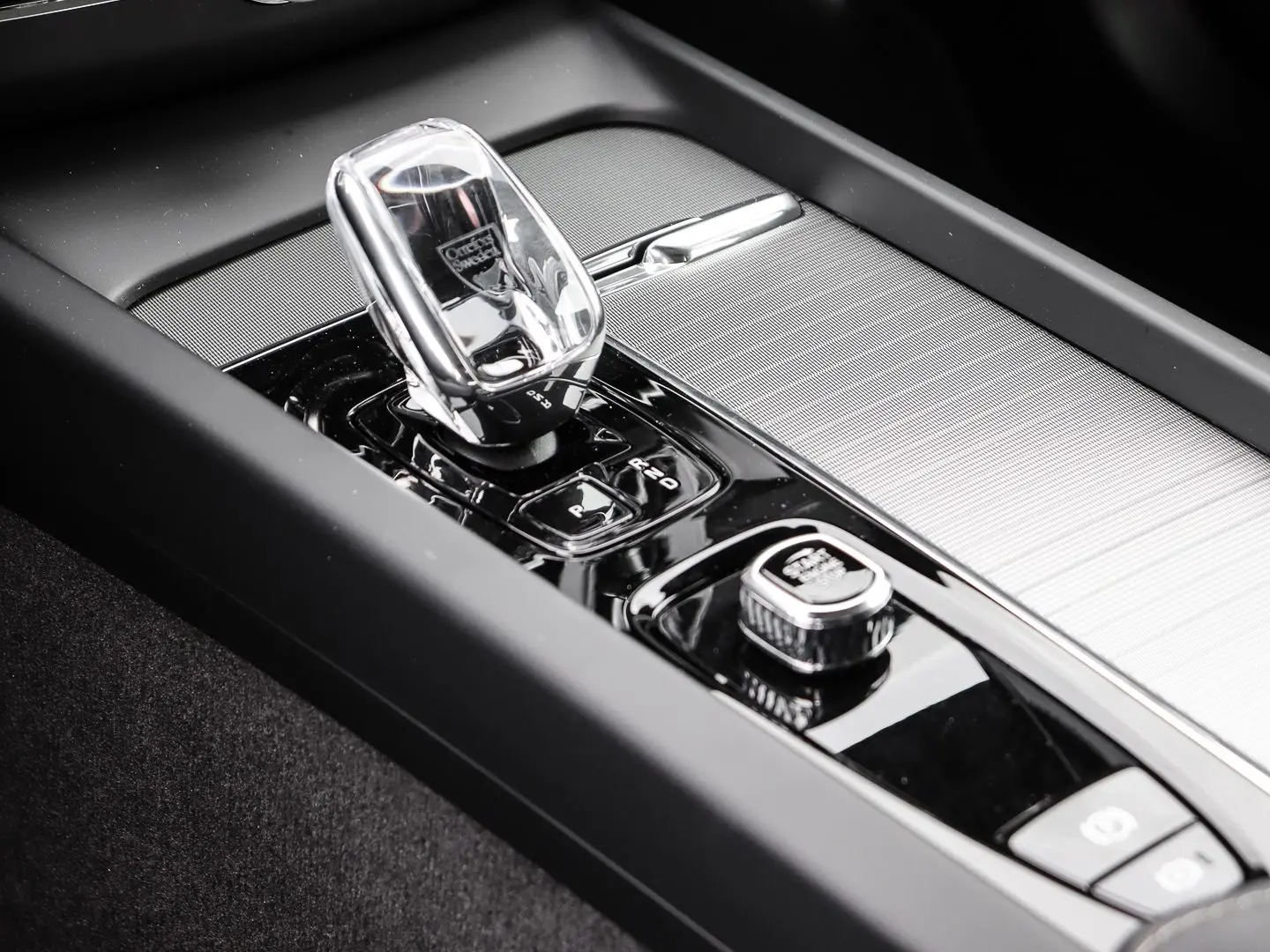 XC60 Plus Dark Recharge Plug-In Hybrid AWD T8 Tw