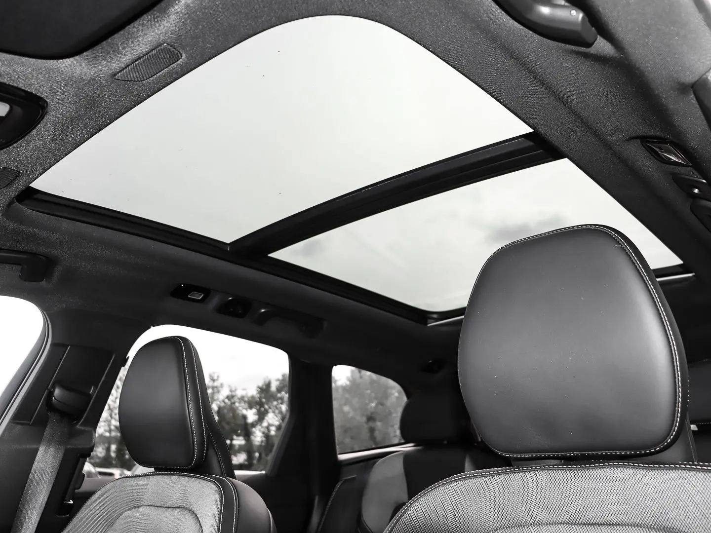 XC60 Plus Dark Recharge Plug-In Hybrid AWD T8 Tw