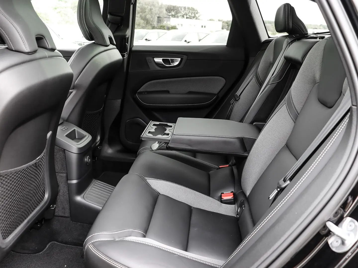 XC60 Plus Dark Recharge Plug-In Hybrid AWD T8 Tw