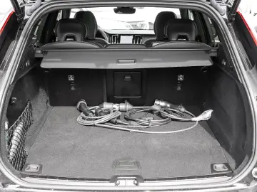 XC60 Plus Dark Recharge Plug-In Hybrid AWD T8 Tw