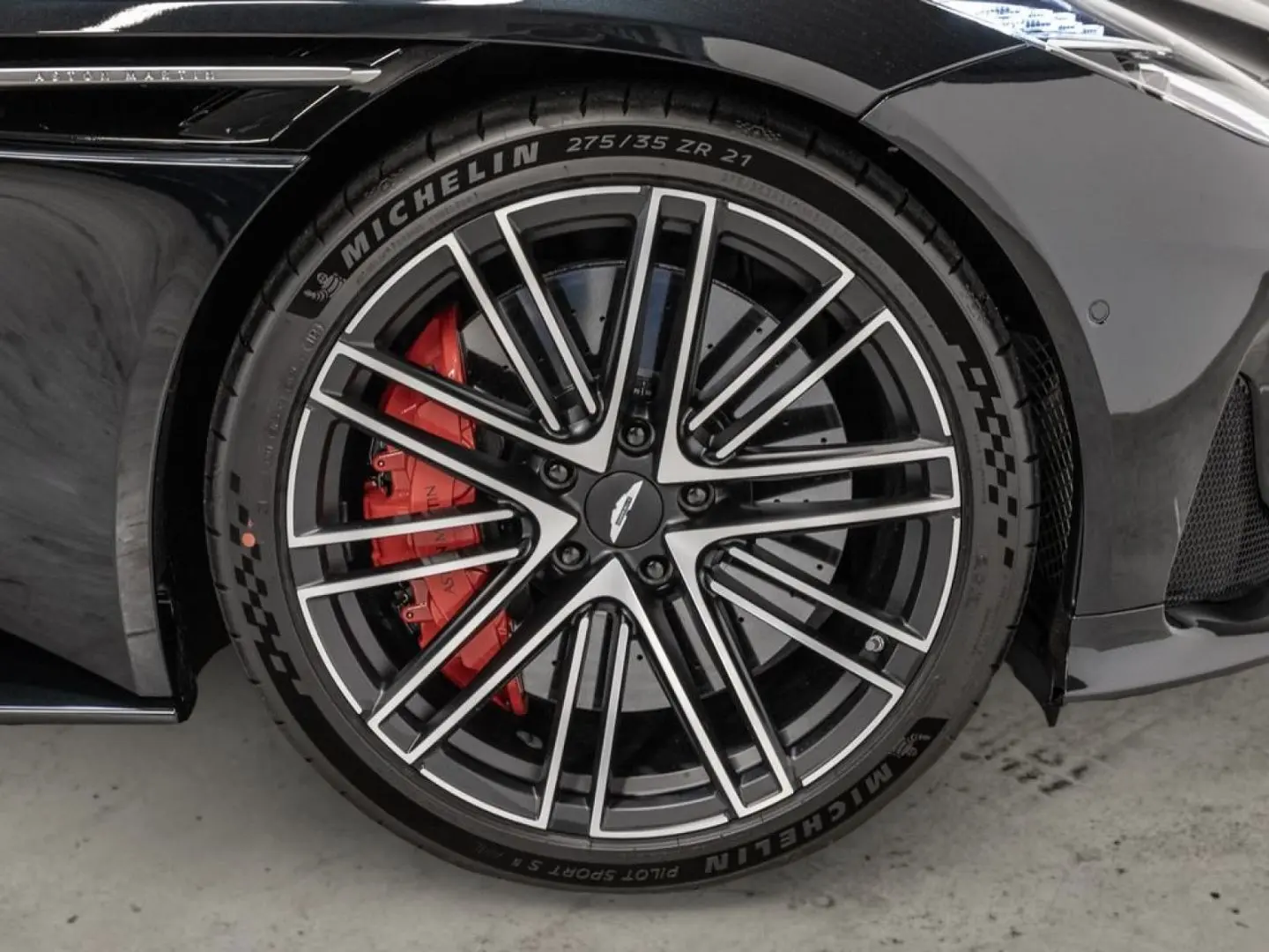 DB12 Oberon Black Carbonbremse Interieur Duotone