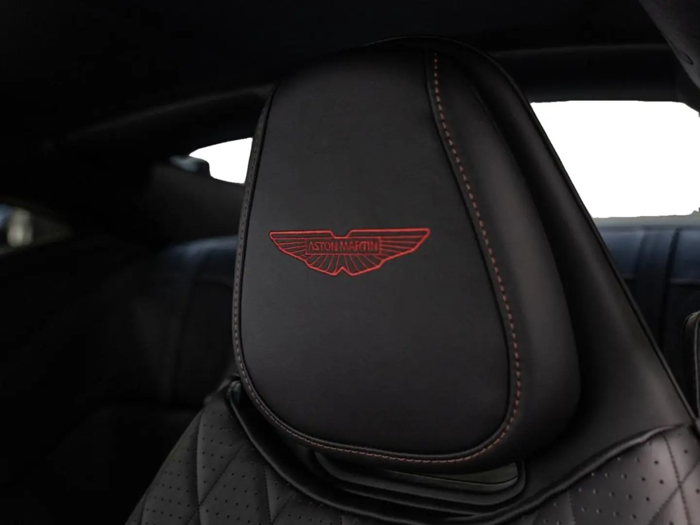 DB12 Oberon Black Carbonbremse Interieur Duotone