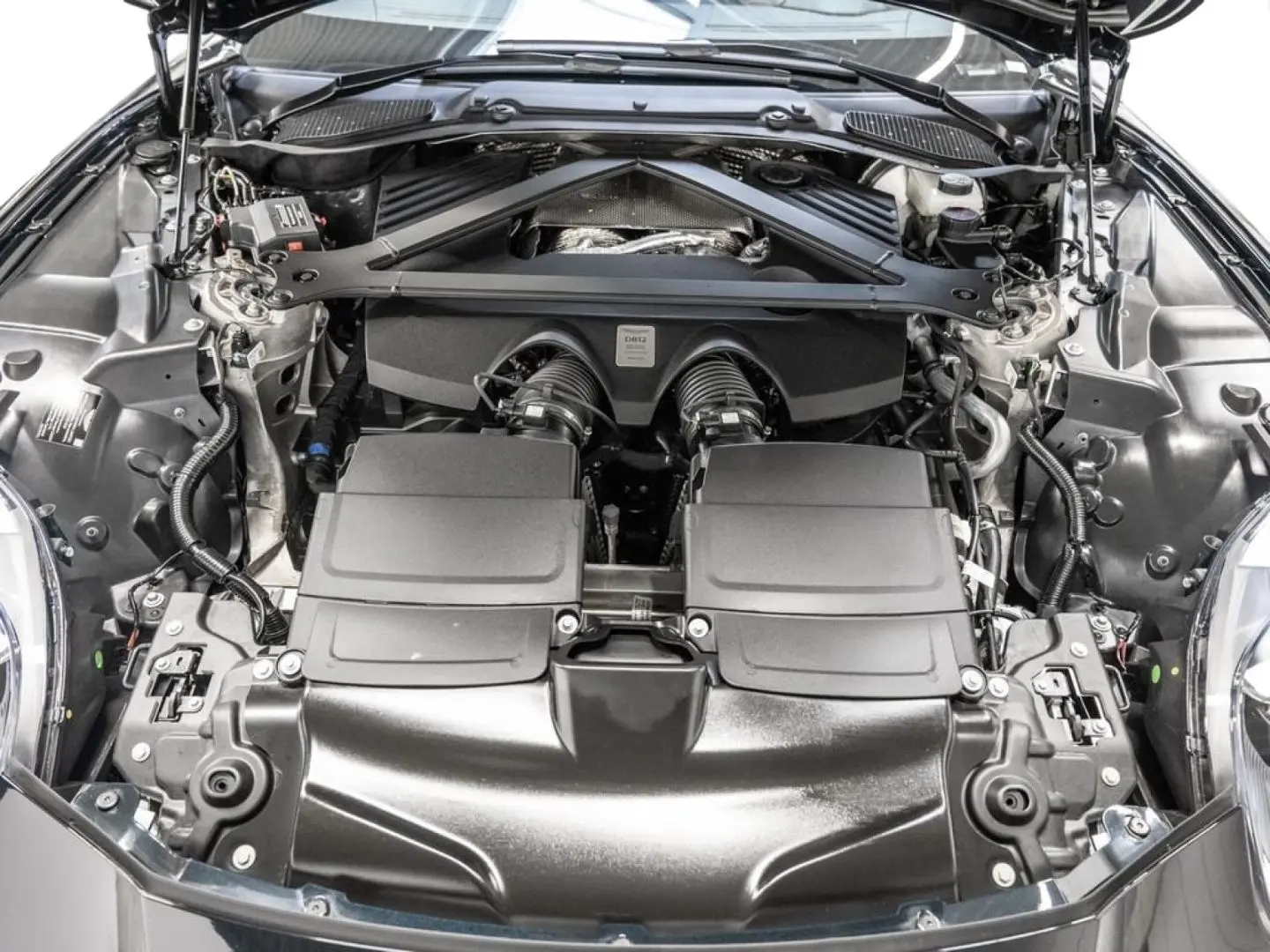 DB12 Oberon Black Carbonbremse Interieur Duotone