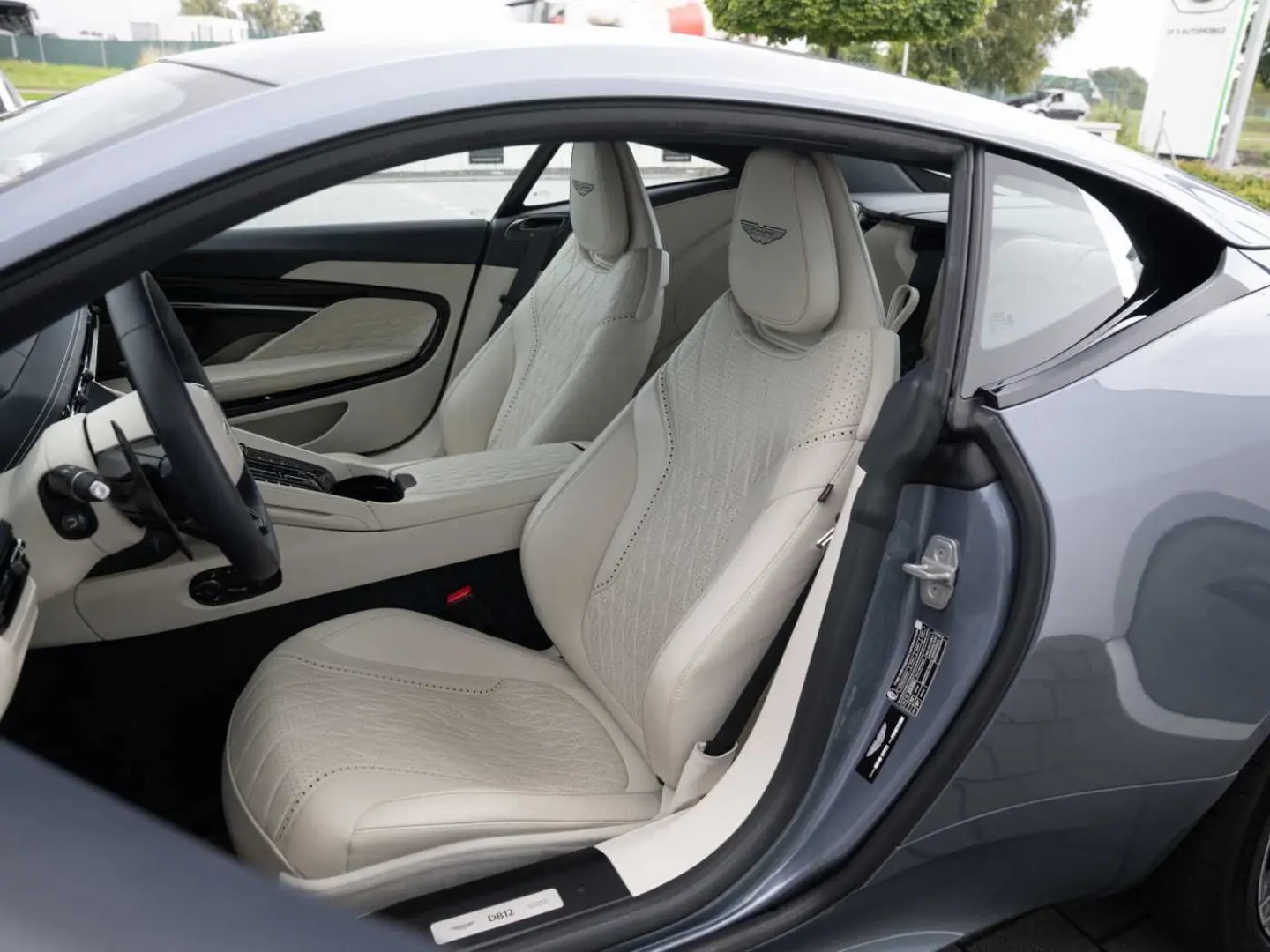 DB12 V8 Coupe