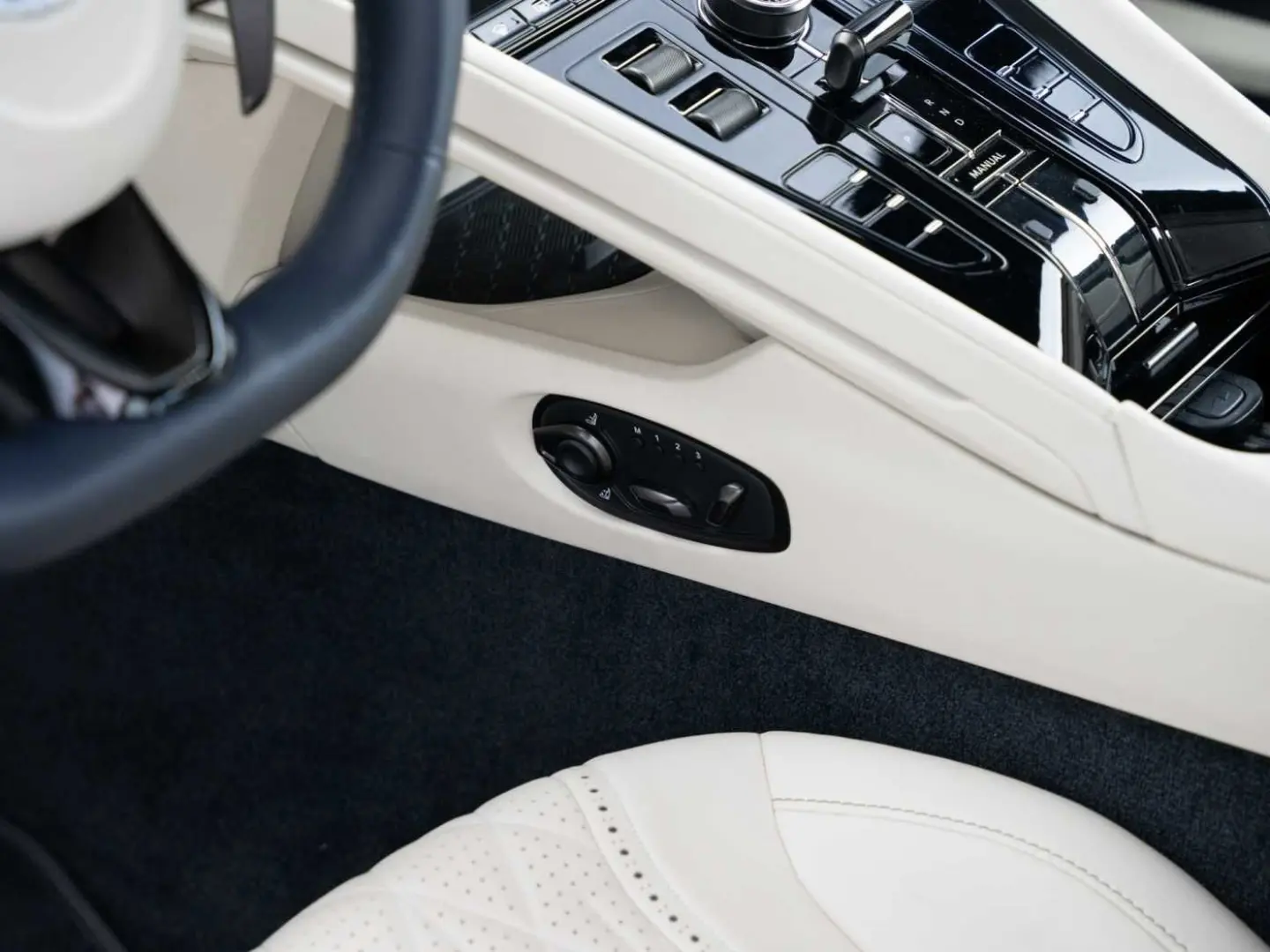 DB12 V8 Coupe