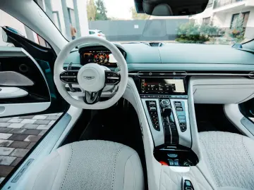 DB12 4.0 V8 - Bowers & Wilkins / White Interior