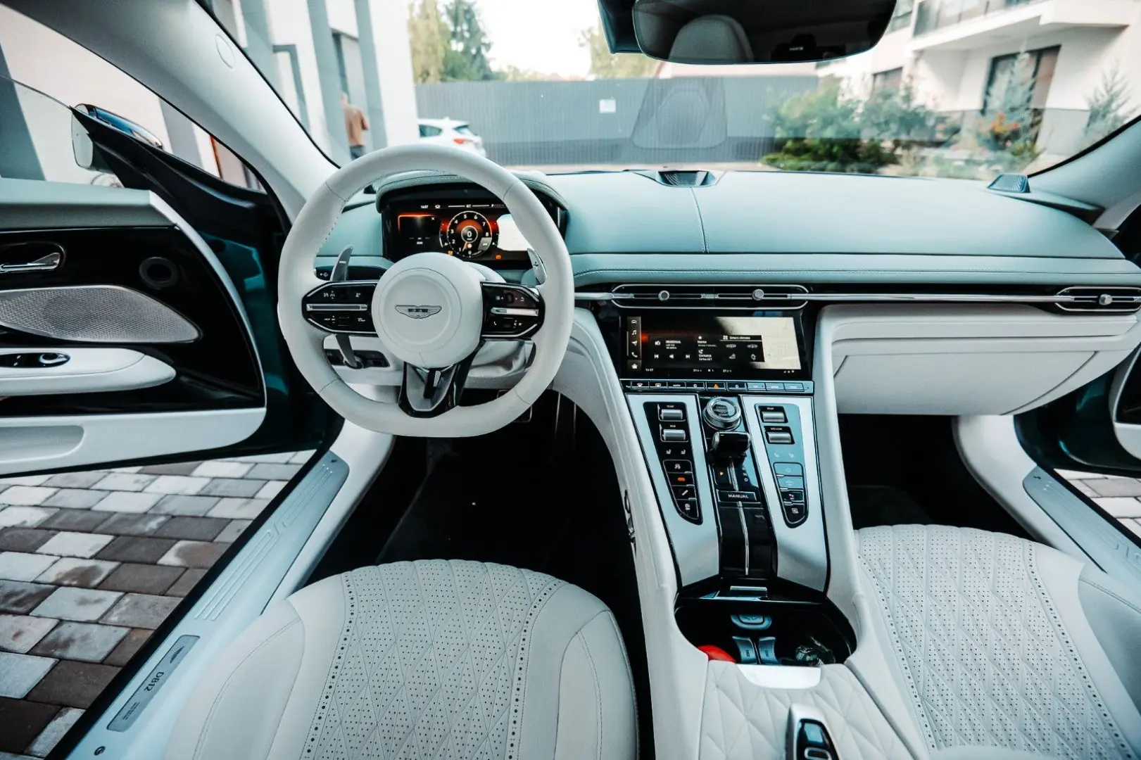 DB12 4.0 V8 - Bowers & Wilkins / White Interior