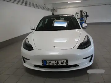 Model 3 Allradantrieb mit Dualmotor Long Range