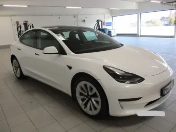 Model 3 Allradantrieb mit Dualmotor Long Range