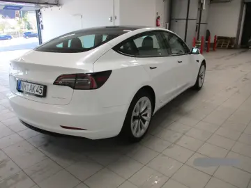 Model 3 Allradantrieb mit Dualmotor Long Range