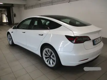Model 3 Allradantrieb mit Dualmotor Long Range