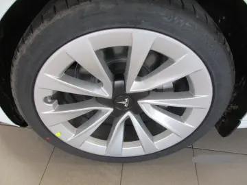Model 3 Allradantrieb mit Dualmotor Long Range