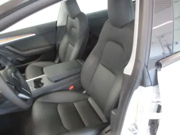 Model 3 Allradantrieb mit Dualmotor Long Range