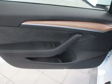 Model 3 Allradantrieb mit Dualmotor Long Range