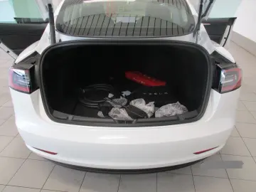 Model 3 Allradantrieb mit Dualmotor Long Range