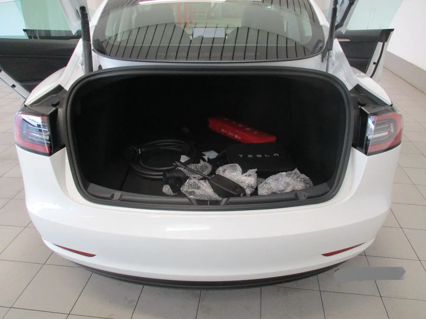 Model 3 Allradantrieb mit Dualmotor Long Range