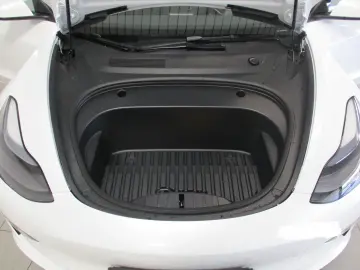 Model 3 Allradantrieb mit Dualmotor Long Range