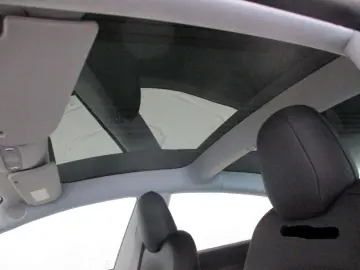 Model 3 Allradantrieb mit Dualmotor Long Range