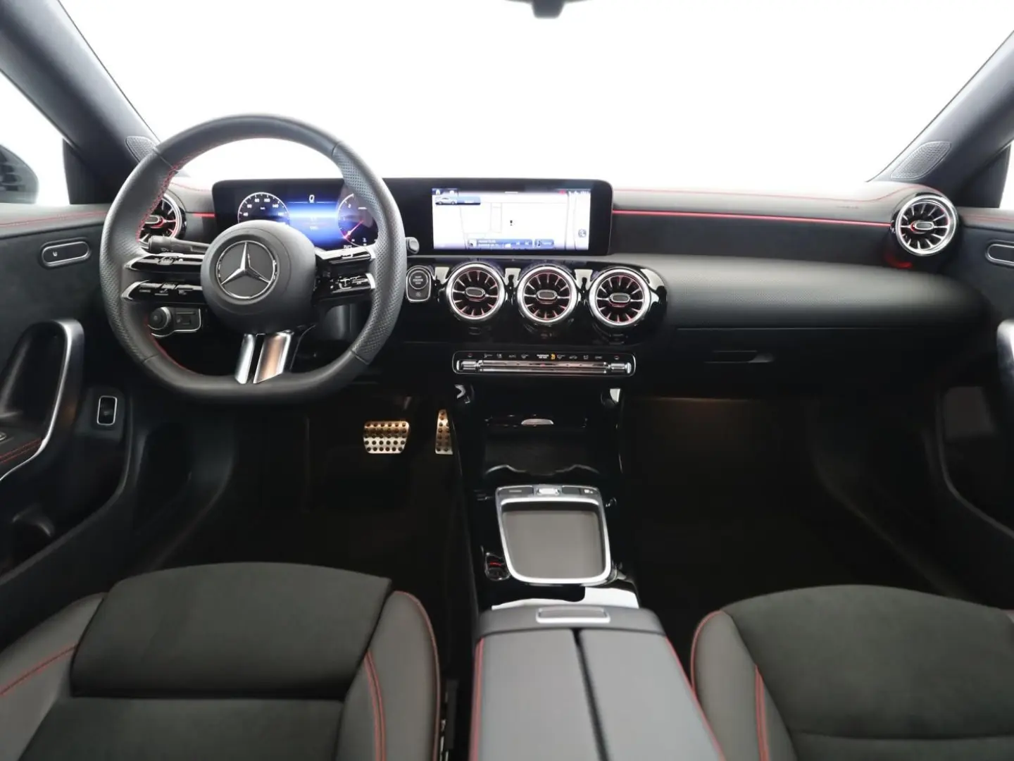 CLA 200 d Coupé AMG PREMIUM+NIGHT+PANO+KEYL+LED+