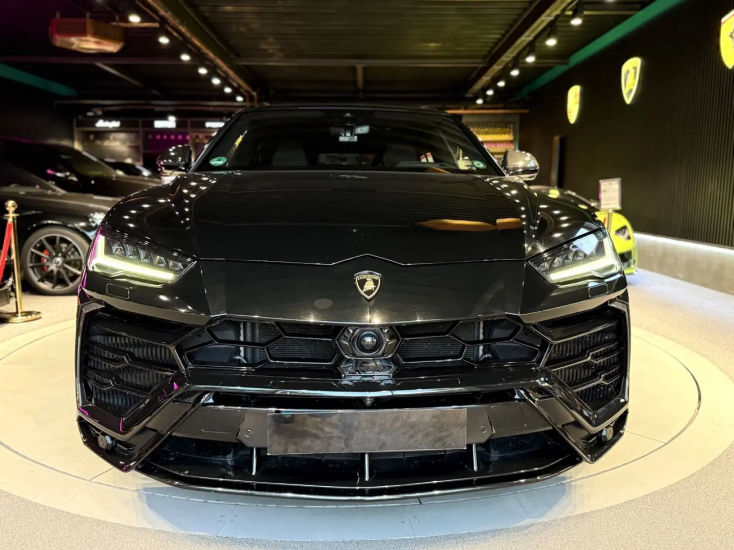Urus 4.0 V8 CARBON*KERAM*PANO*MASSA*KEY*360°*23Z