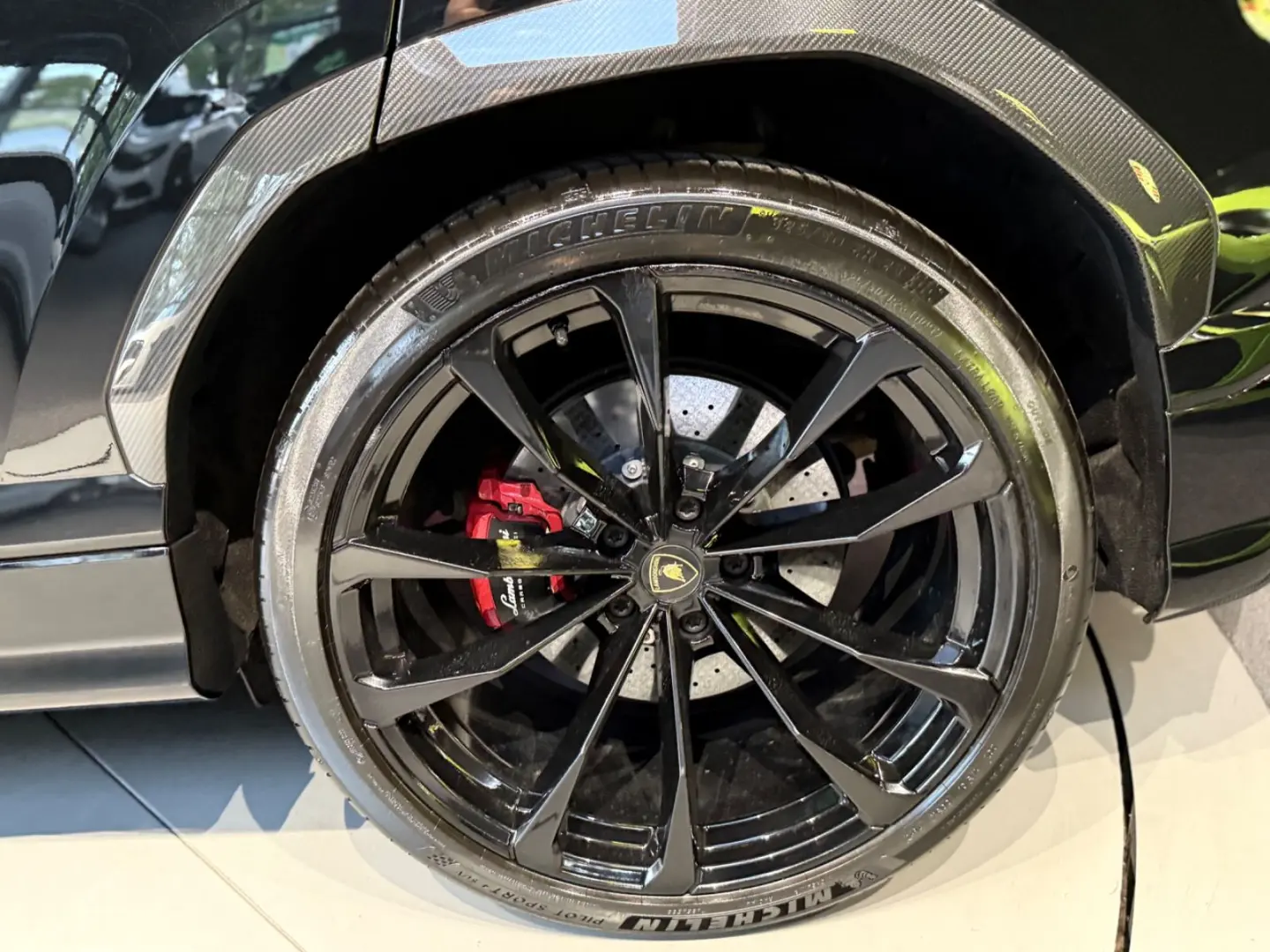 Urus 4.0 V8 CARBON*KERAM*PANO*MASSA*KEY*360°*23Z