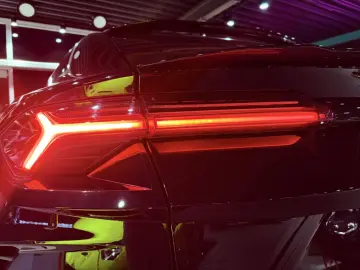 Urus 4.0 V8 CARBON*KERAM*PANO*MASSA*KEY*360°*23Z