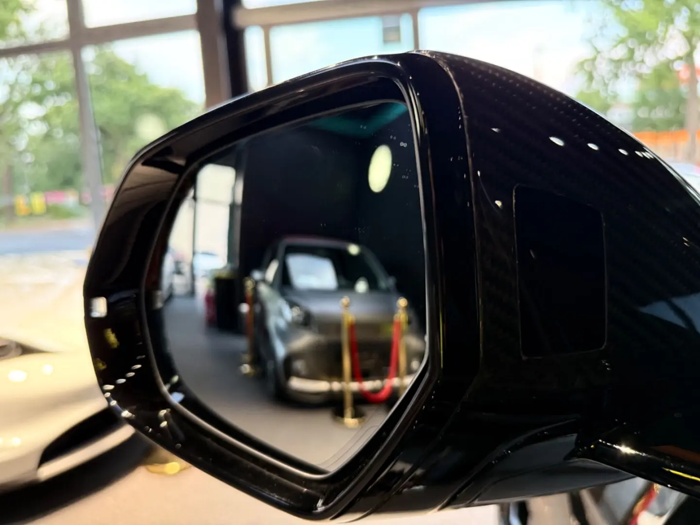 Urus 4.0 V8 CARBON*KERAM*PANO*MASSA*KEY*360°*23Z