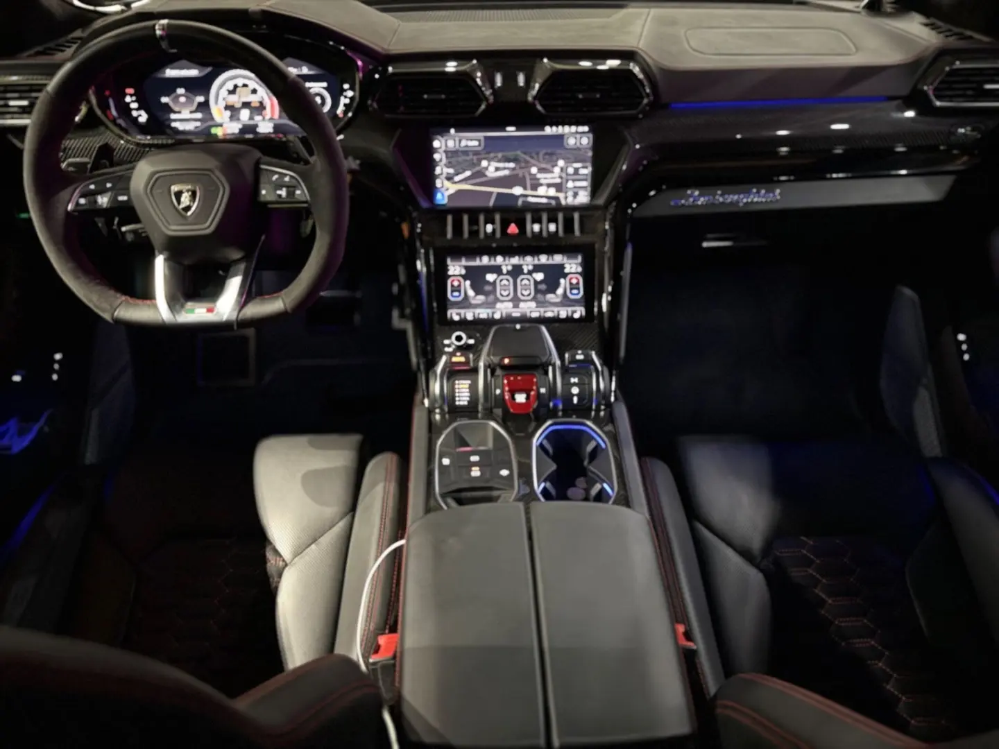 Urus 4.0 V8 CARBON*KERAM*PANO*MASSA*KEY*360°*23Z