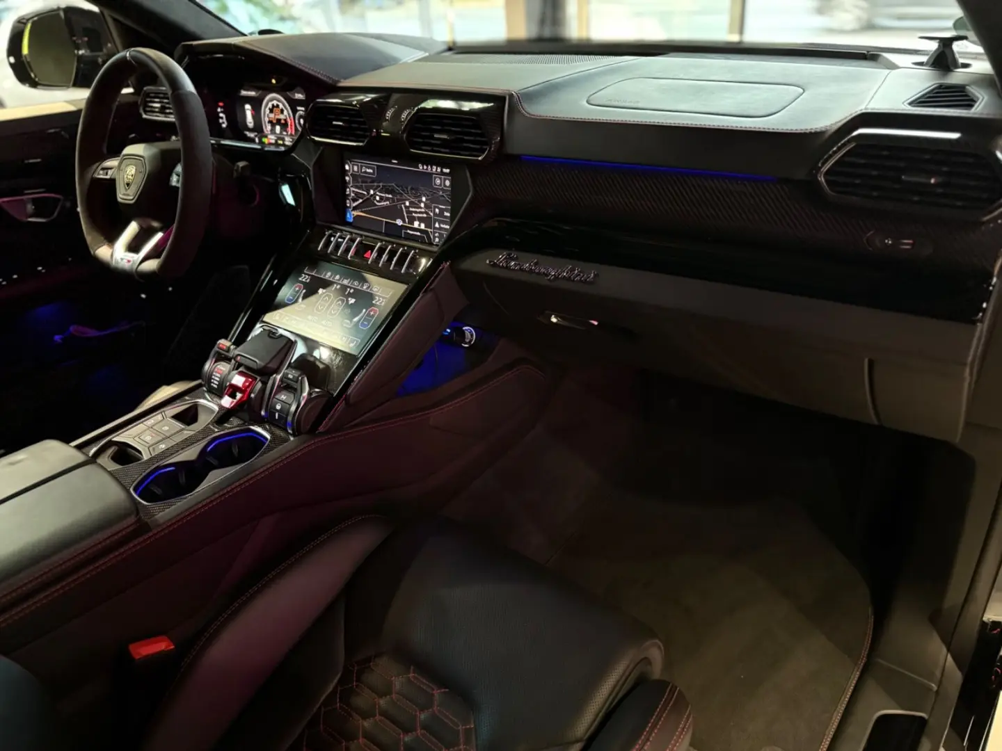 Urus 4.0 V8 CARBON*KERAM*PANO*MASSA*KEY*360°*23Z
