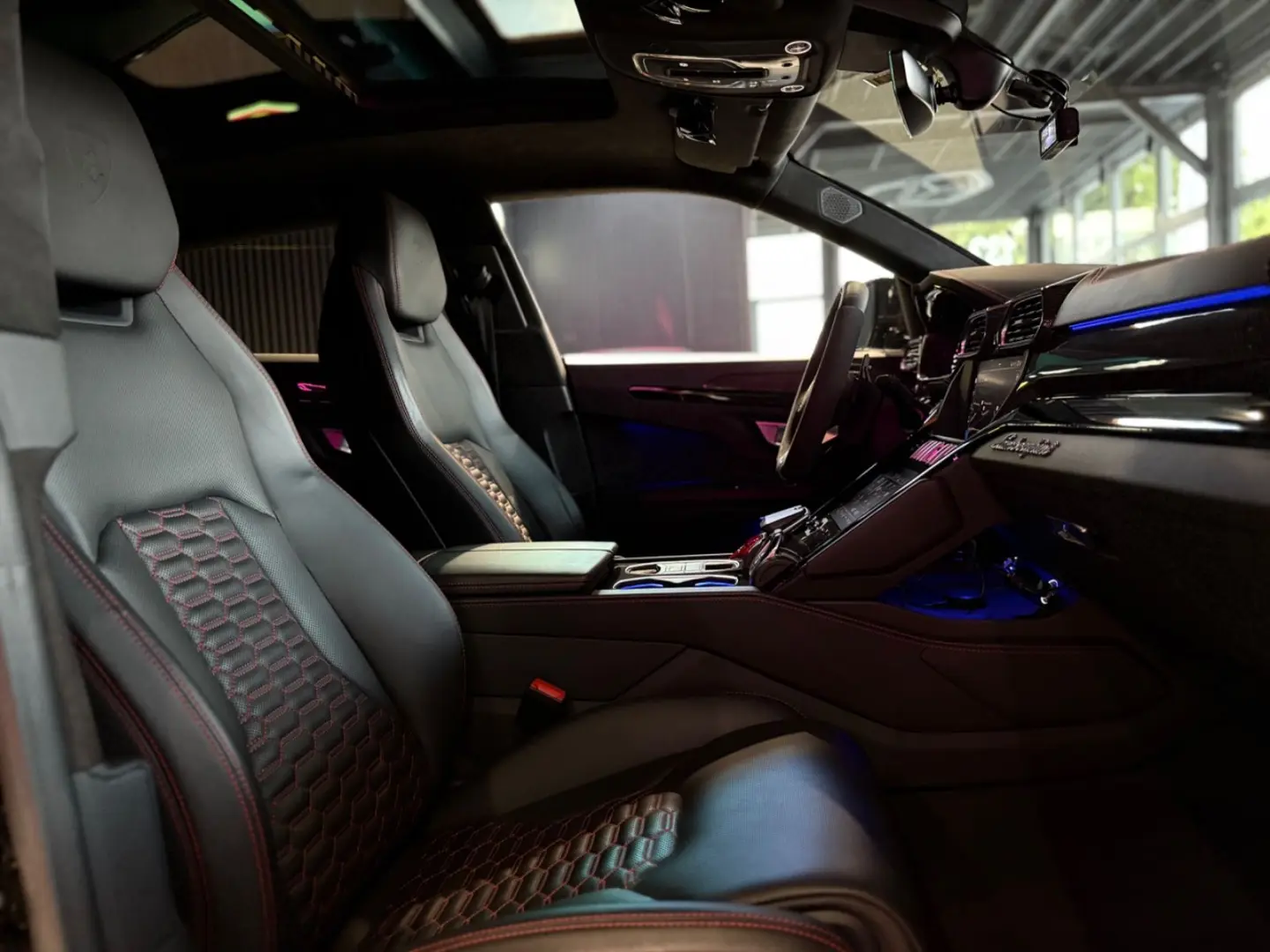 Urus 4.0 V8 CARBON*KERAM*PANO*MASSA*KEY*360°*23Z