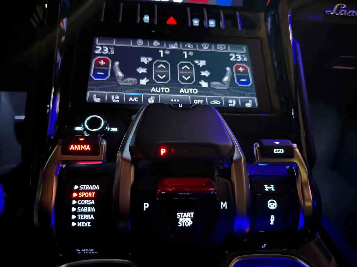 Urus 4.0 V8 CARBON*KERAM*PANO*MASSA*KEY*360°*23Z