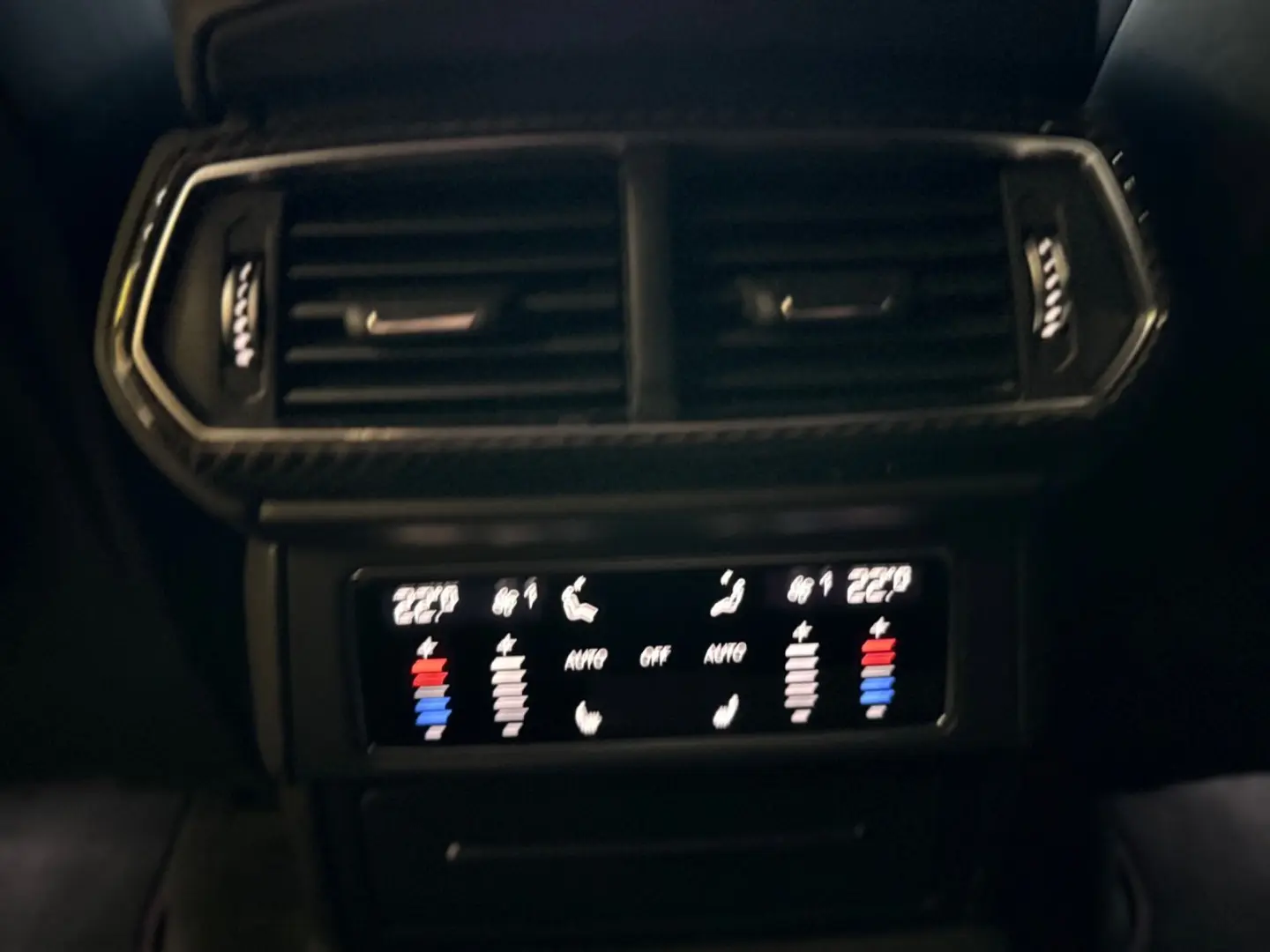 Urus 4.0 V8 CARBON*KERAM*PANO*MASSA*KEY*360°*23Z