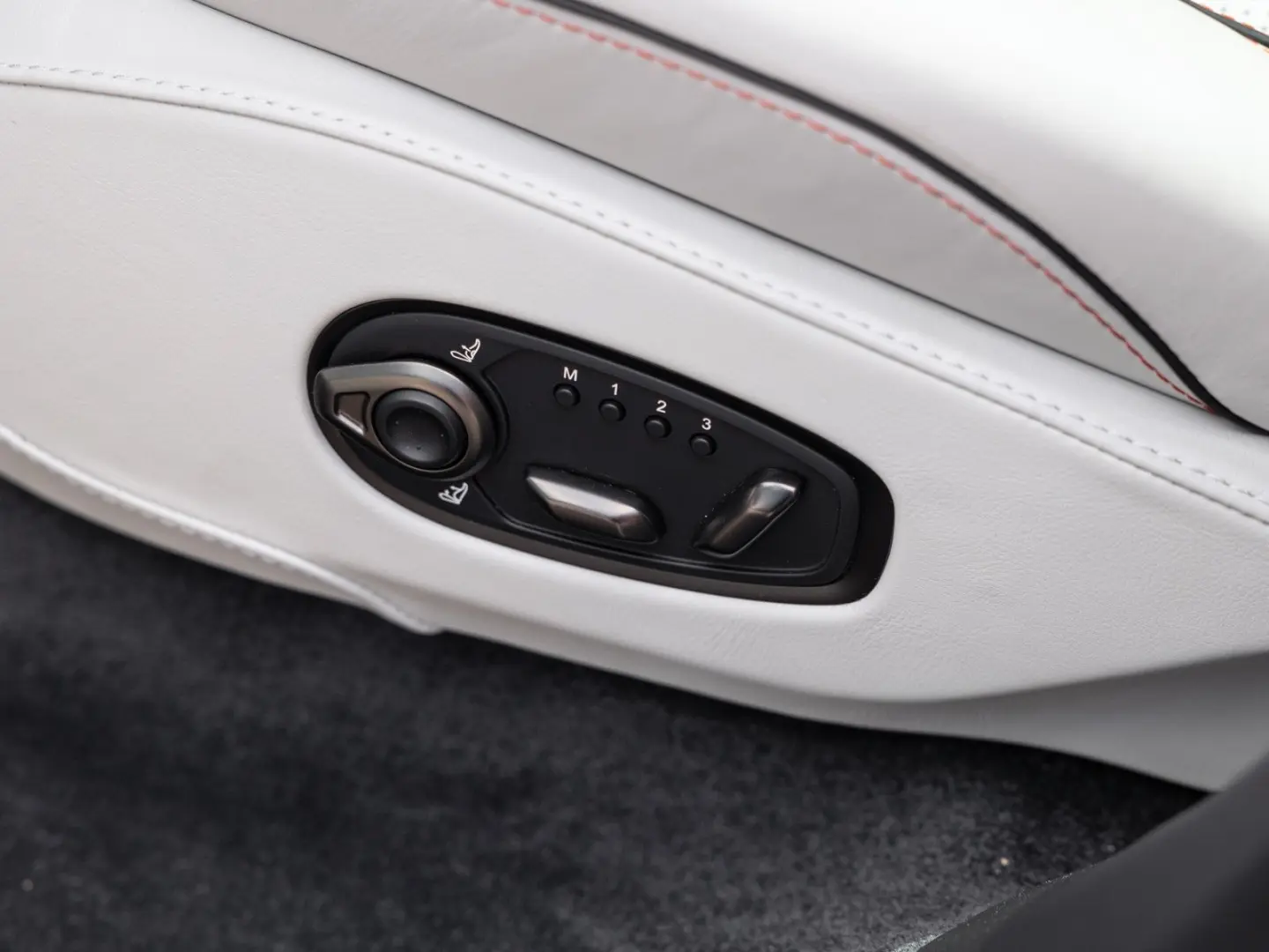 DBX707 | Facelift MY25 |