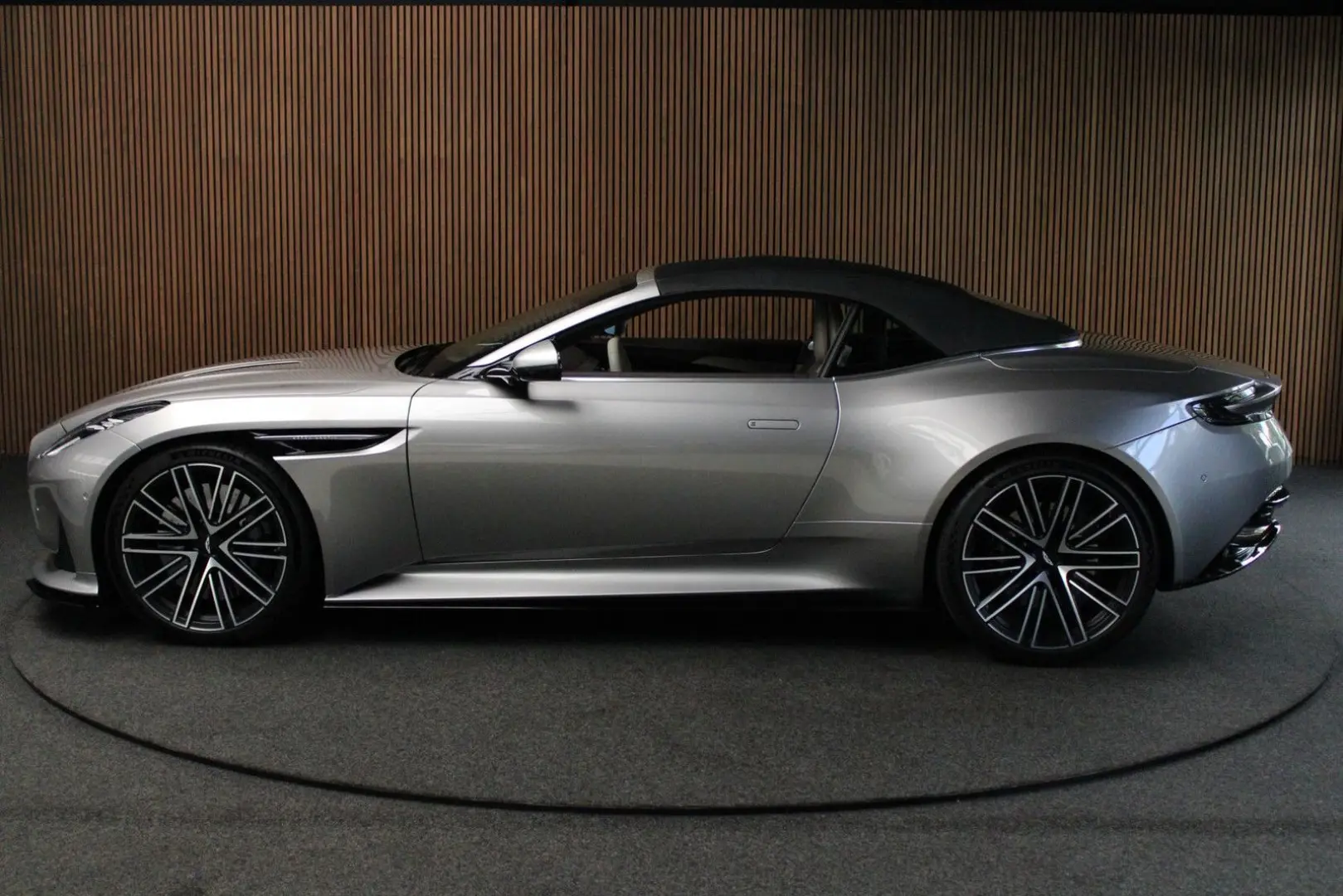 V8 Volante DB12 4.0  ACC Bowers & Wilkins