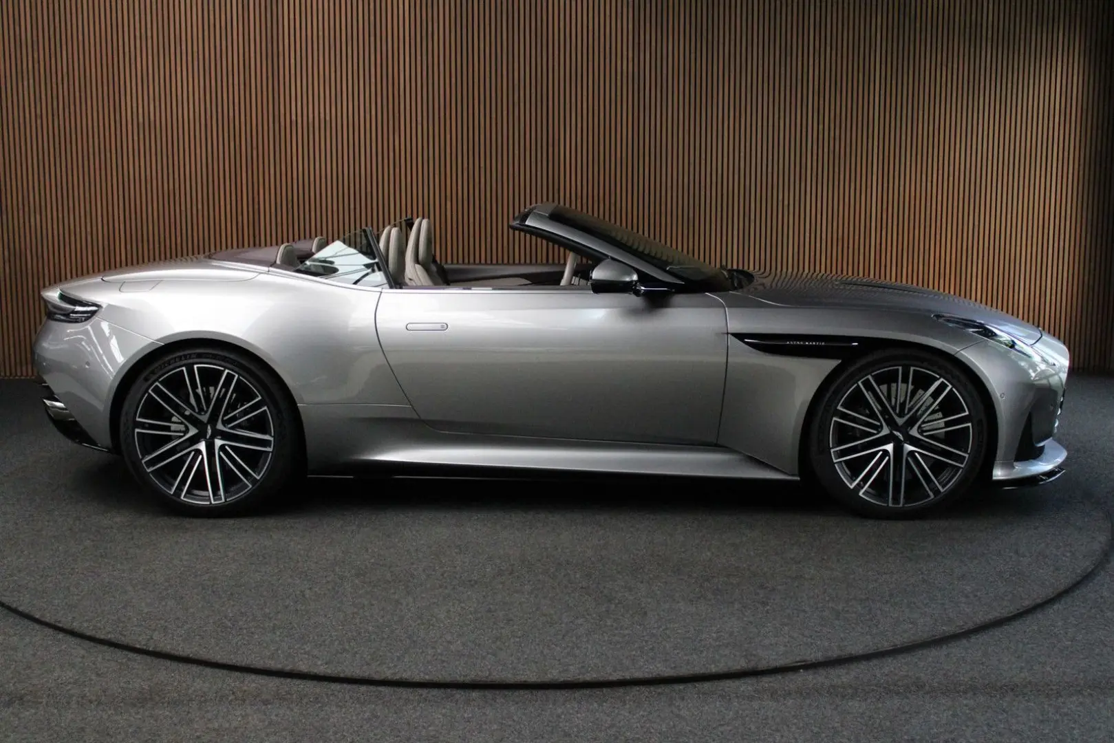 V8 Volante DB12 4.0  ACC Bowers & Wilkins