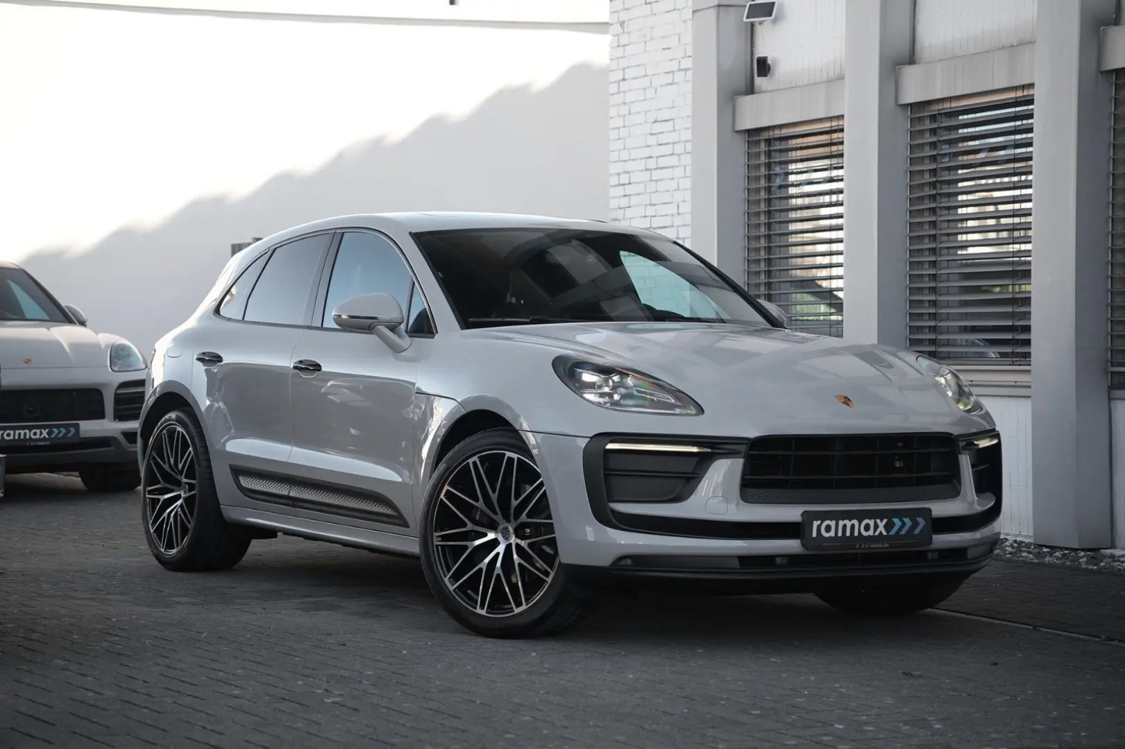 MACAN  LUFTFEDERUNG-PANO-STANDH.-BOSE-21SPYDER